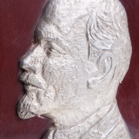 Plakieta pamiątkowa z wizerunkiem Włodzimierza Lenina.